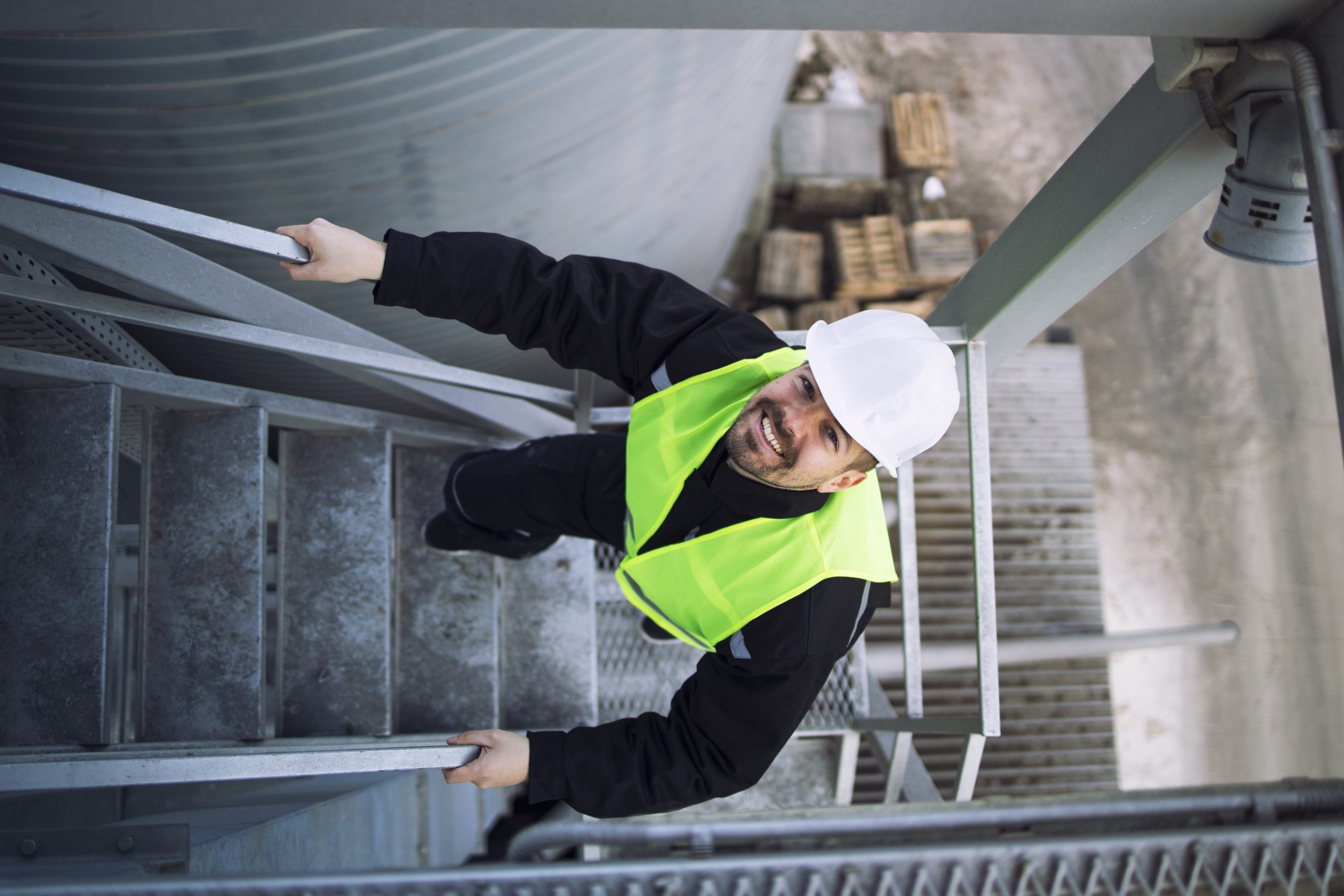 Technicien intervenant sur un site industriel agroalimentaire en Nouvelle-Aquitaine pour un projet CEE ElectroGroup