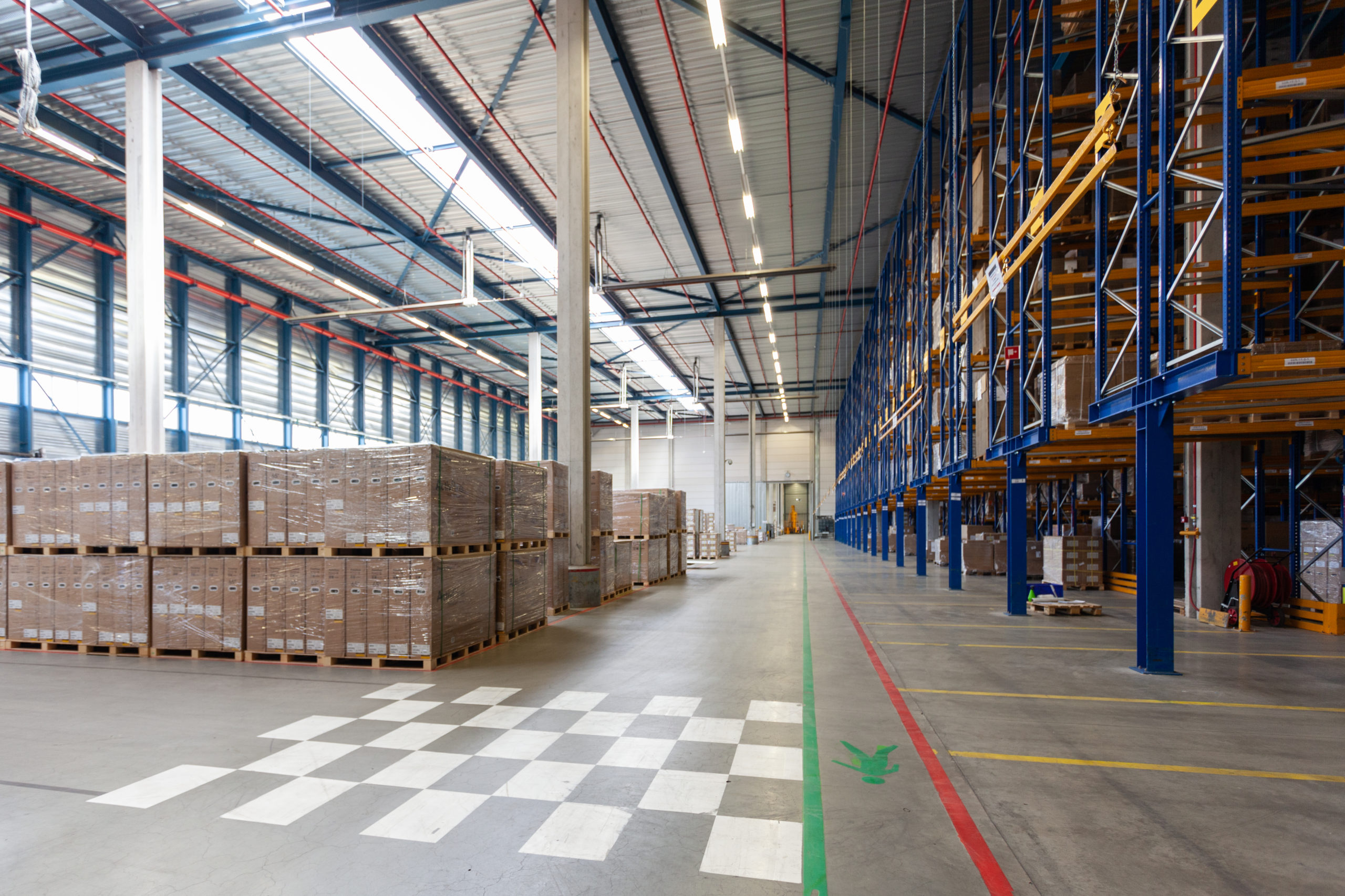 Entrepôt logistique à grande hauteur sous plafond en Pays de la Loire, bâtiment éligible à la déstratification d'air CEE