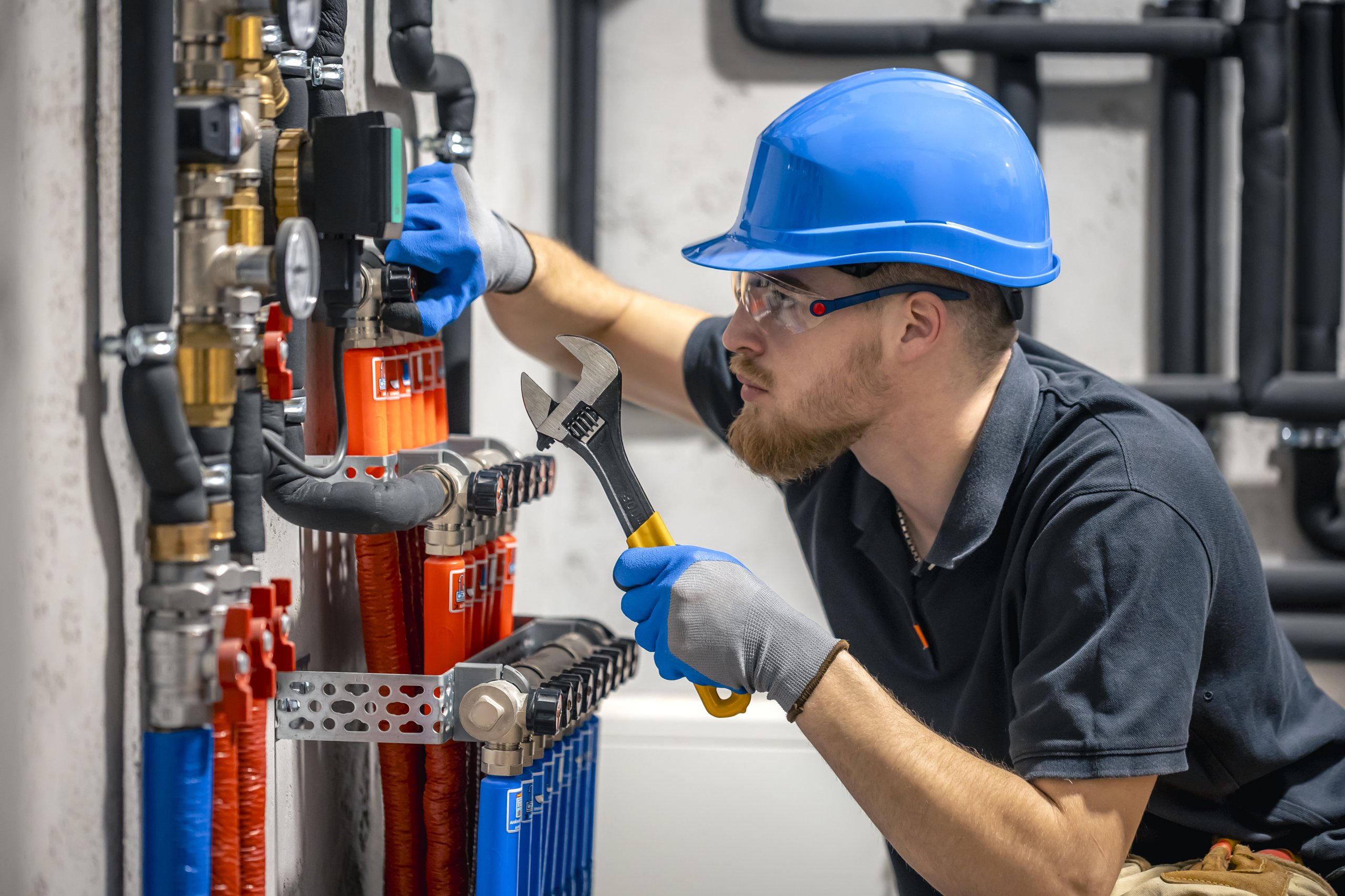 Technicien vérifiant une chaudière industrielle avant l'hiver, contrôle chauffage CEE