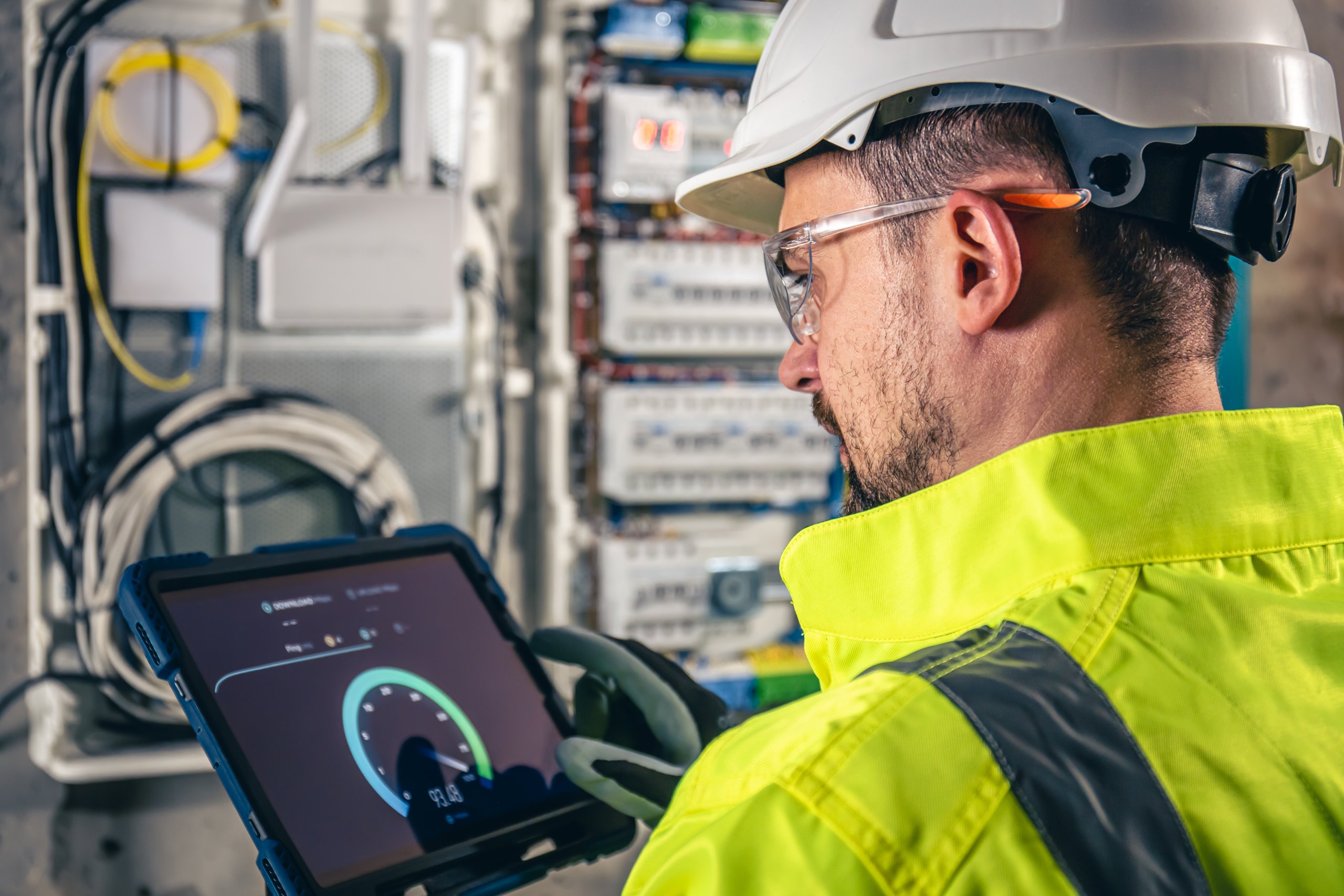 Technicien vérifiant un tableau électrique pour optimiser la consommation de chauffage industriel