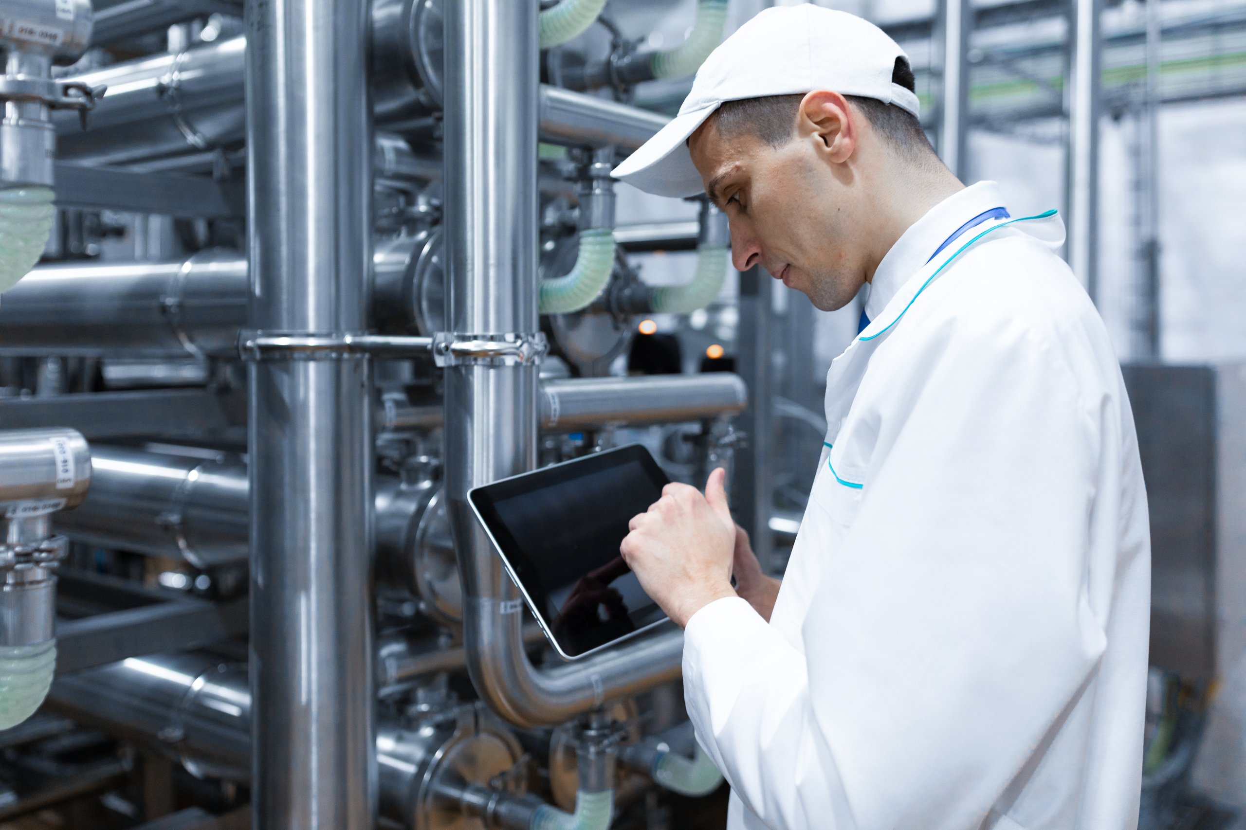 Responsable de production suivant la consommation énergétique d'un chauffage industriel sur tablette