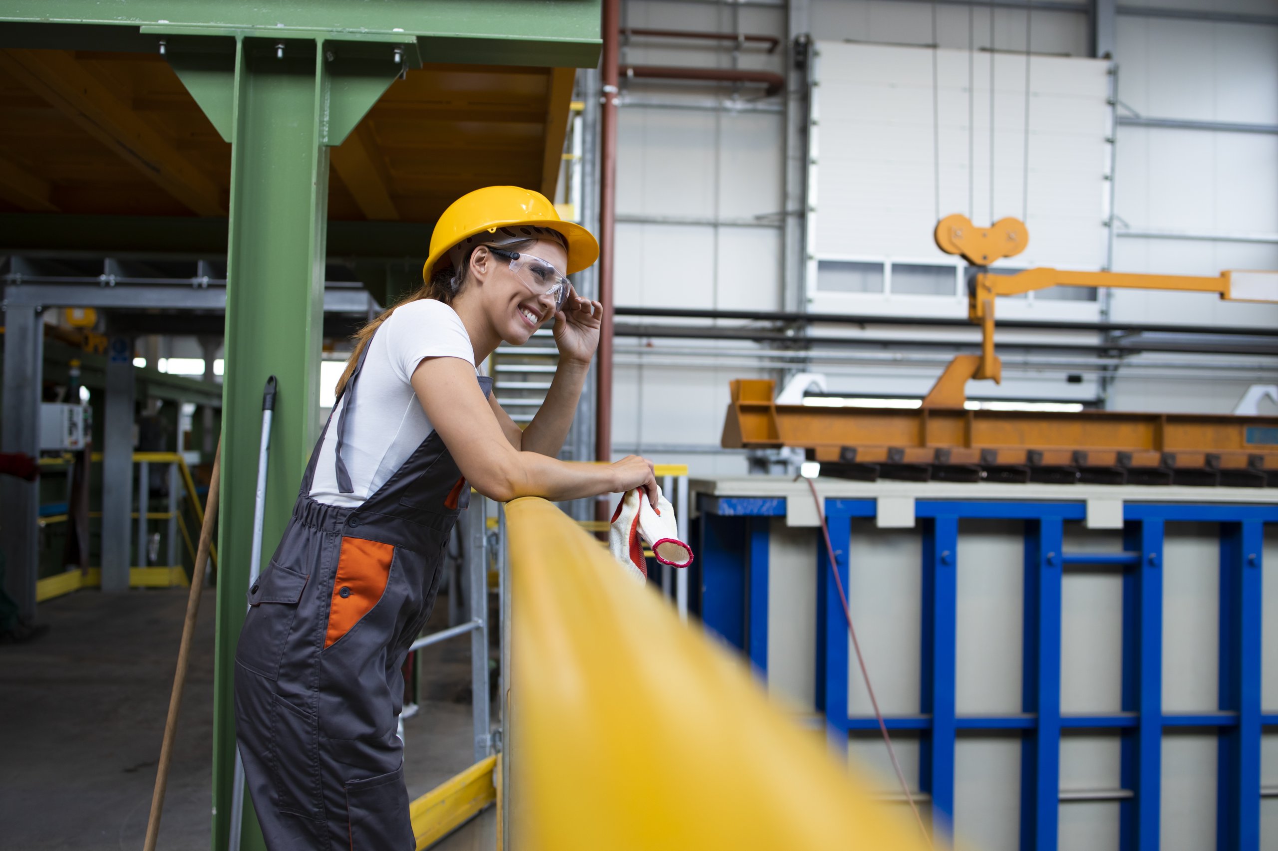 Ouvrière dans un hall de production industrielle chauffé, économies d'énergie CEE