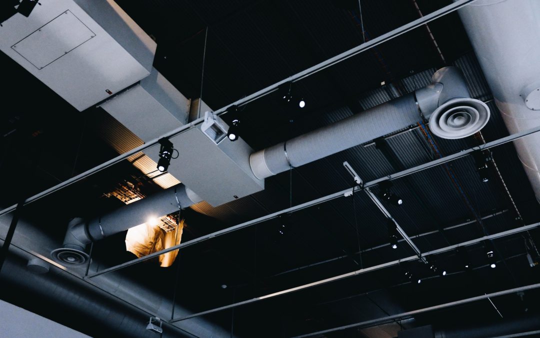 Plafond industriel avec conduits de ventilation, stratification de l'air en hauteur