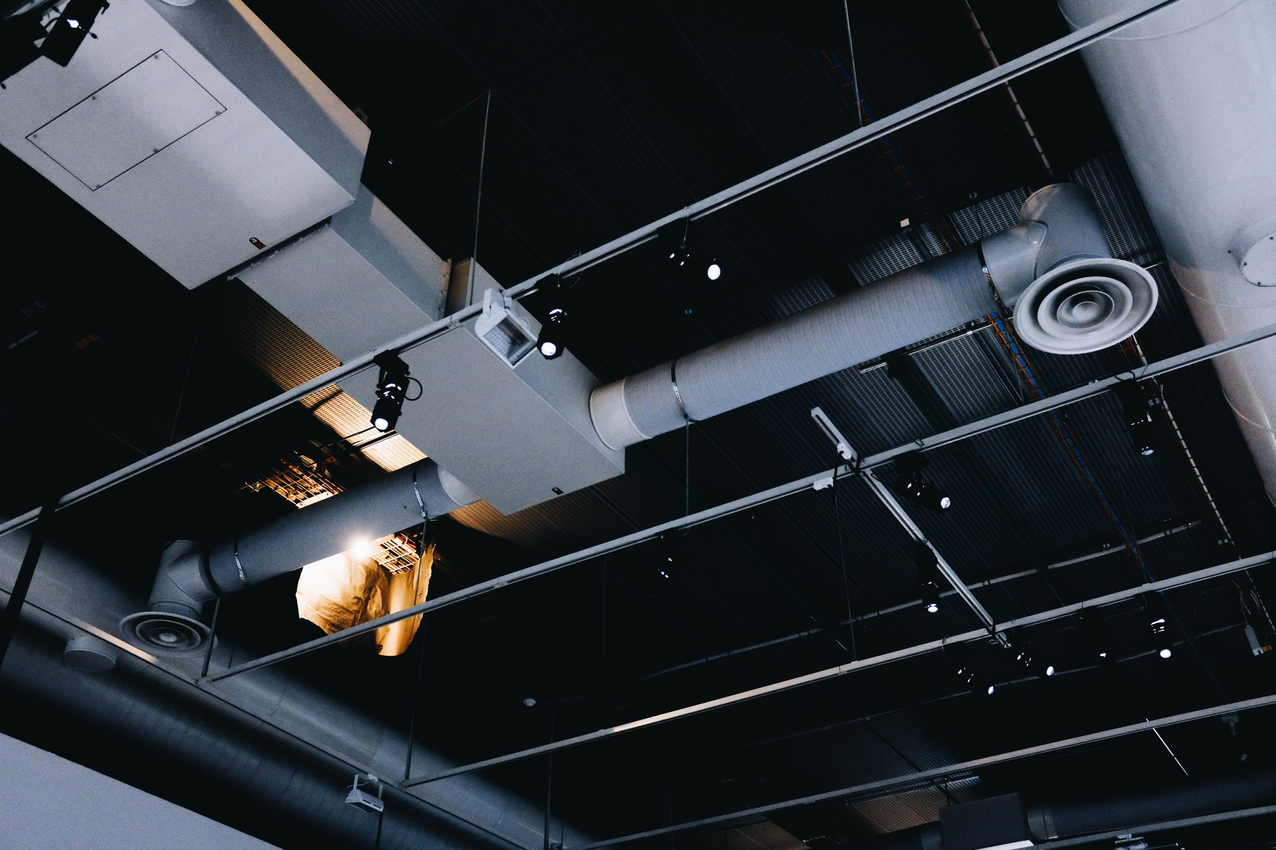 Plafond industriel avec conduits de ventilation, stratification de l'air en hauteur