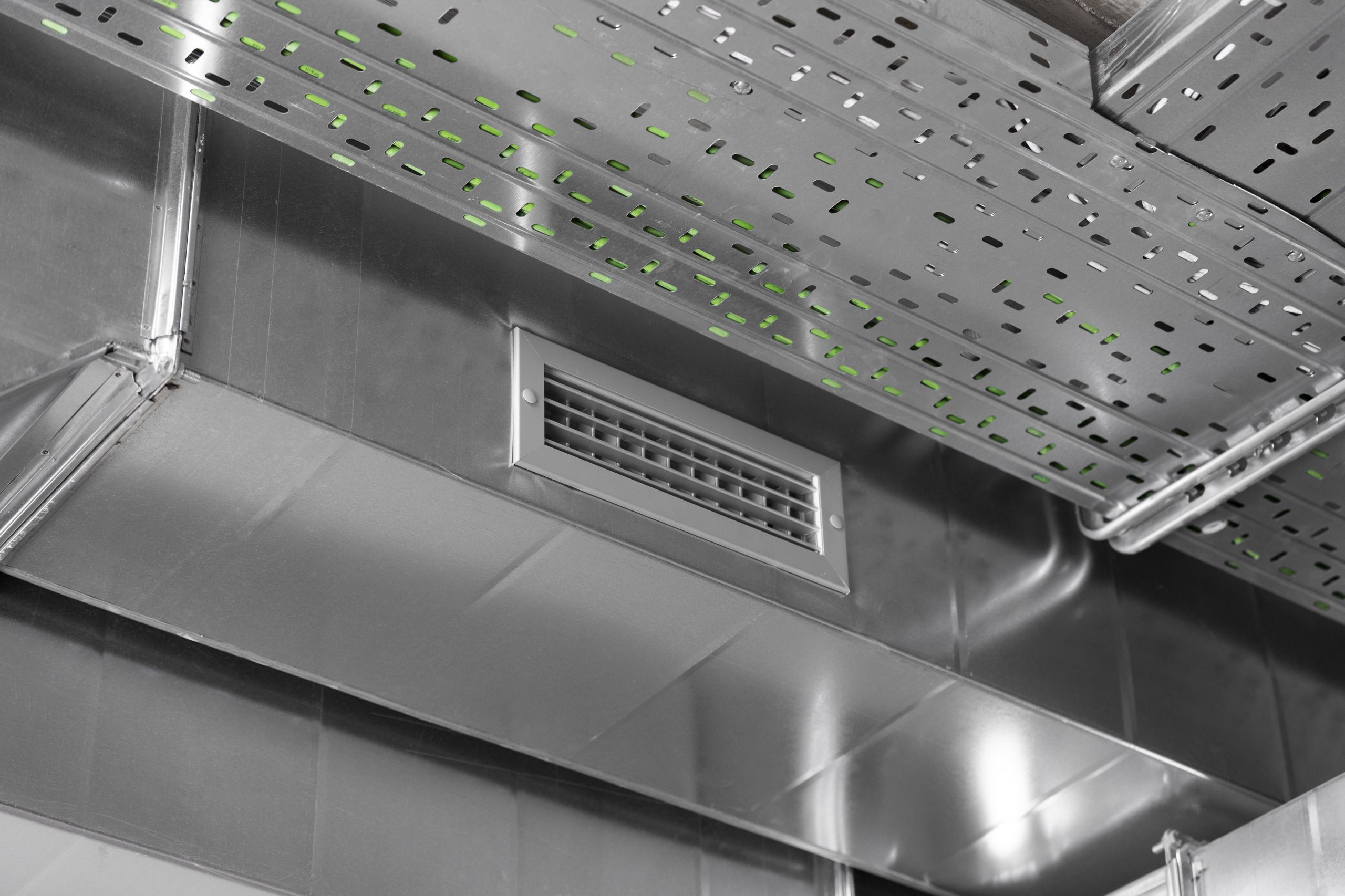 Gros plan sur un système de ventilation industrielle utilisé pour la déstratification d'air