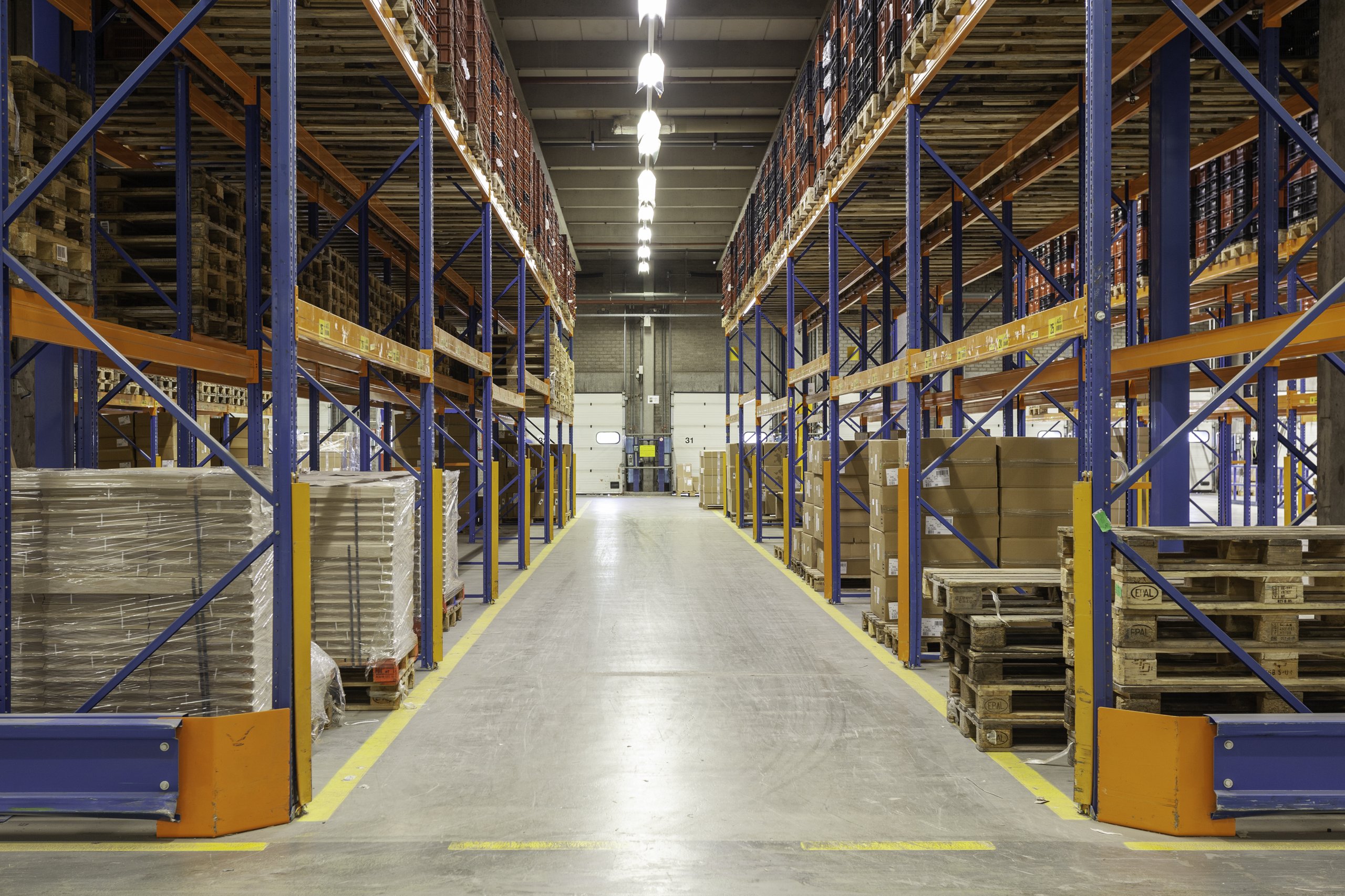 Entrepôt à mezzanine avec grande hauteur sous plafond, bâtiment concerné par la déstratification d'air