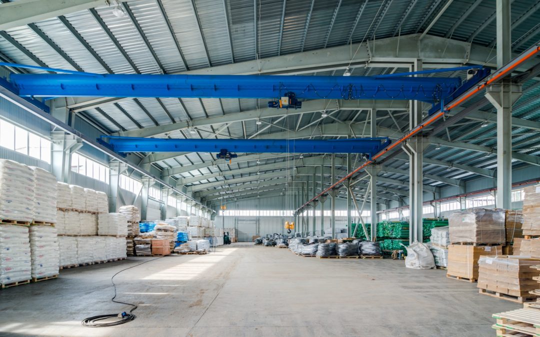 Intérieur d'un entrepôt neuf à chauffer, grand volume industriel