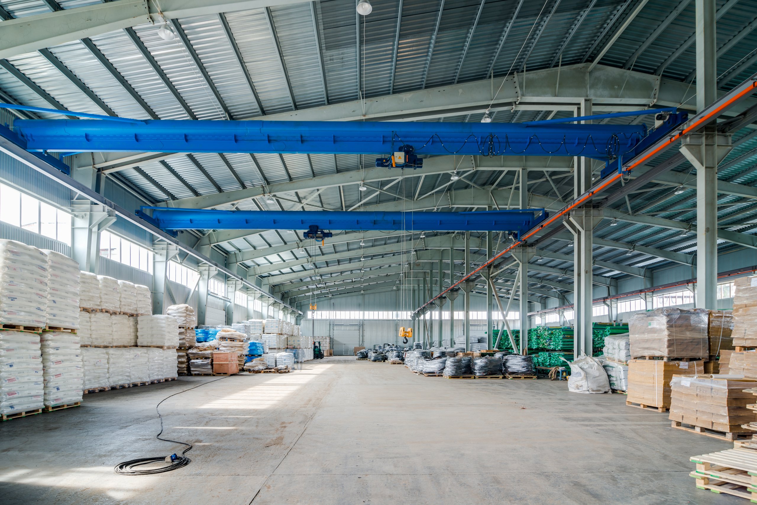 Intérieur d'un entrepôt neuf à chauffer, grand volume industriel