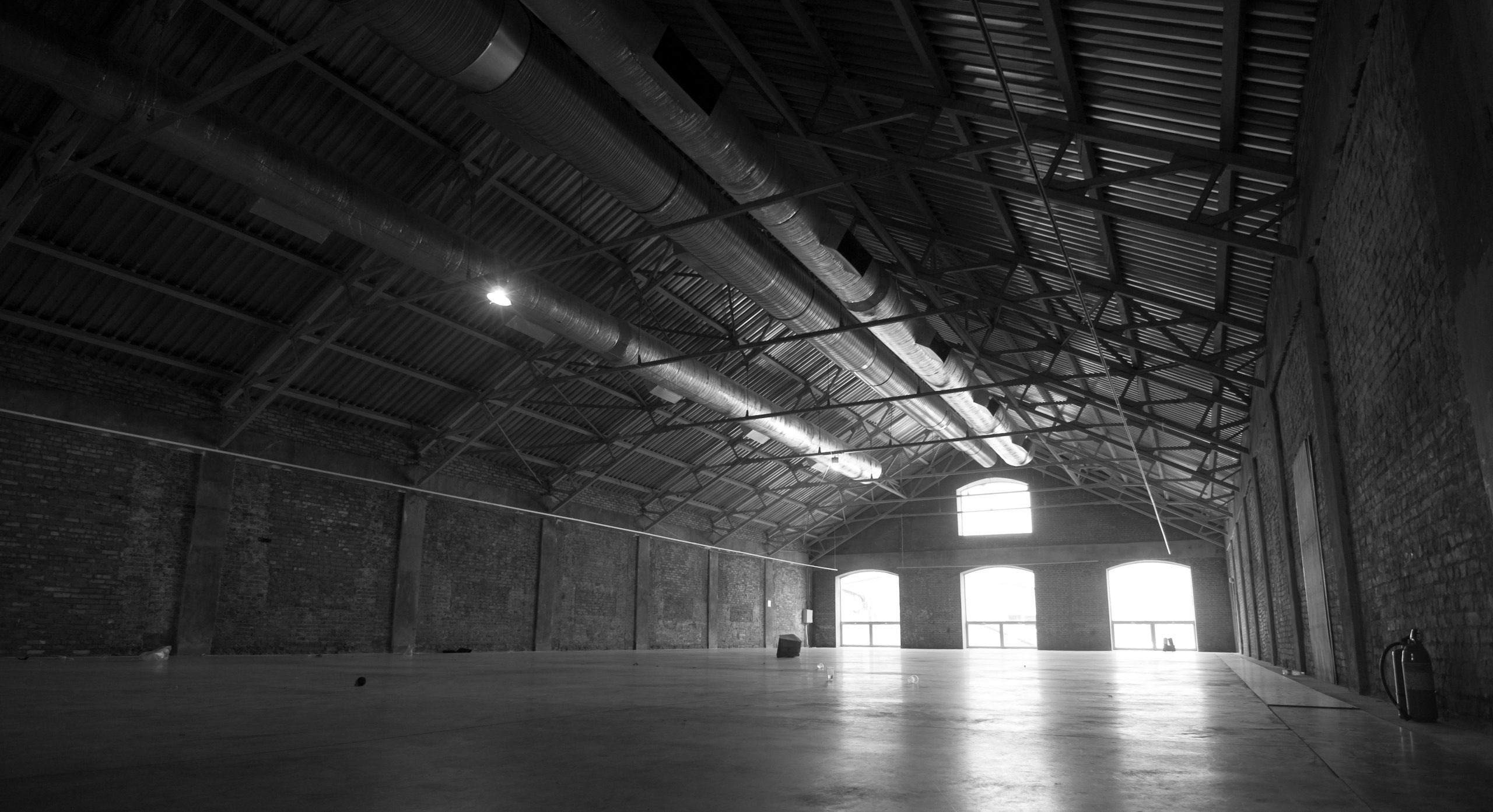 Hangar industriel vide à forte hauteur sous plafond, chauffage à optimiser
