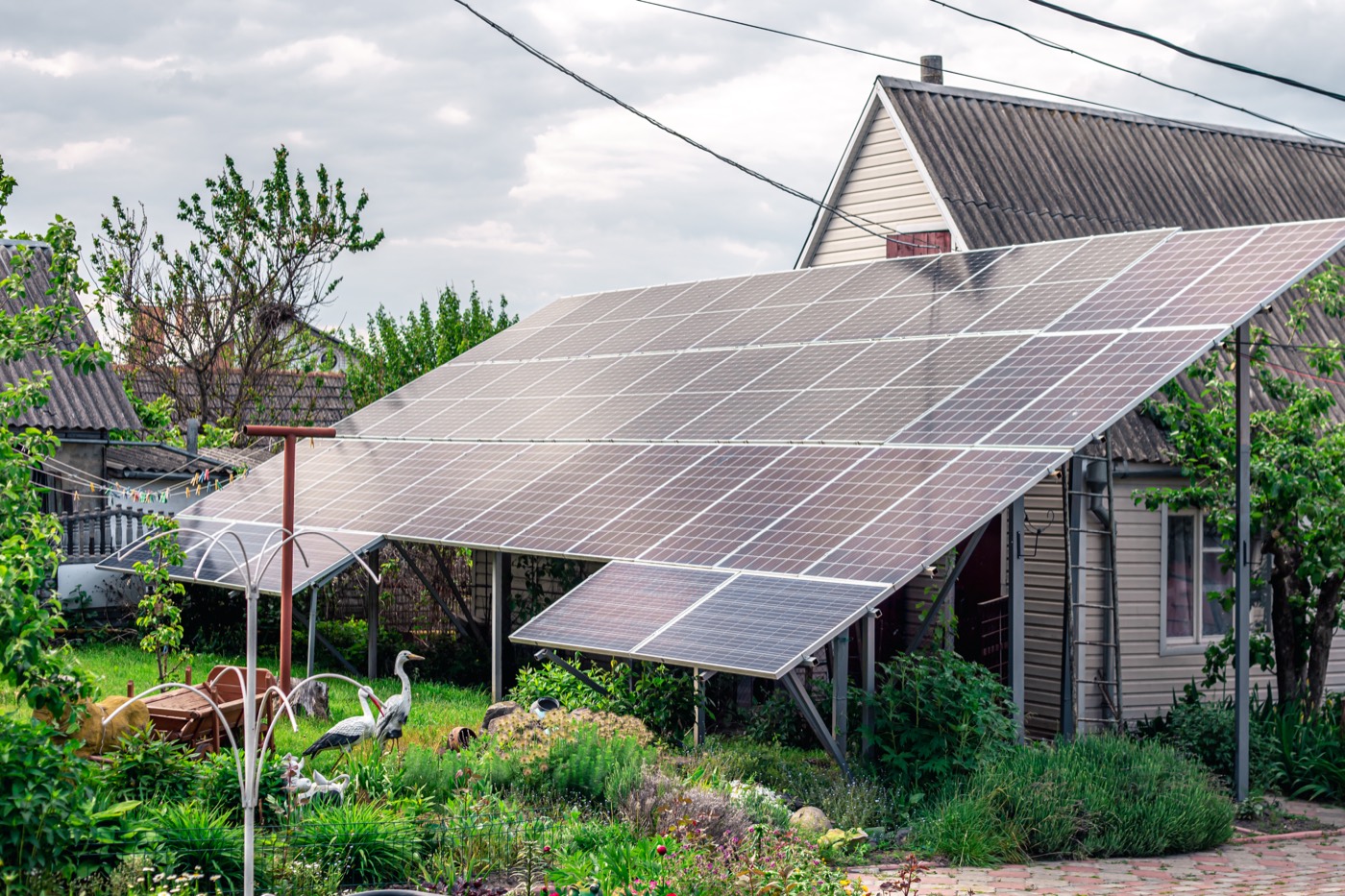 Panneaux solaires hybrides installés en toiture d'un bâtiment agricole
