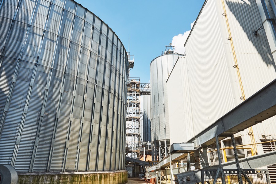 Bâtiment de séchage agricole neuf avec silos